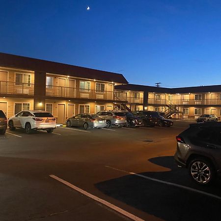 Days Inn By Wyndham Newport Or Exteriör bild