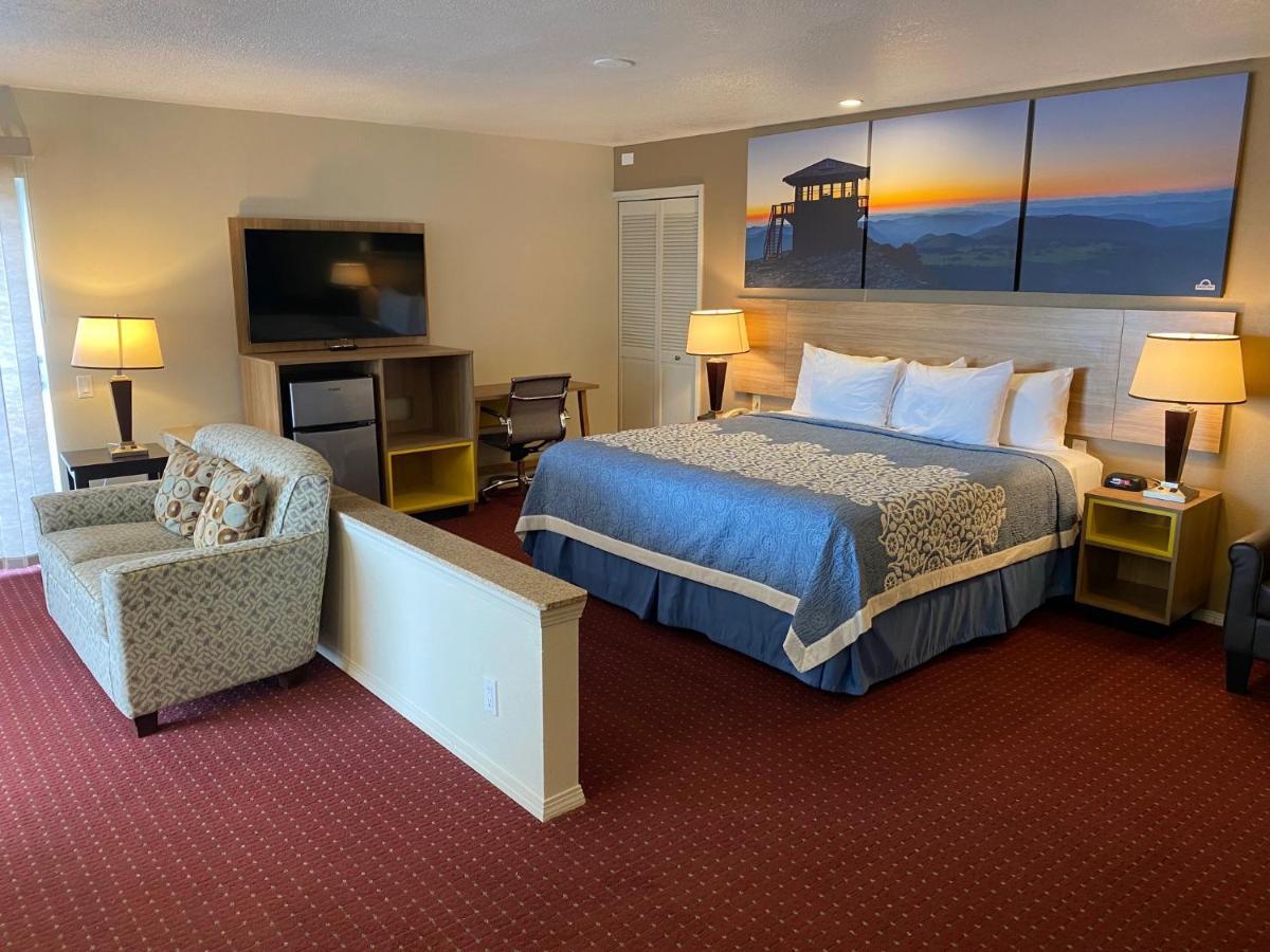 Days Inn By Wyndham Newport Or Exteriör bild