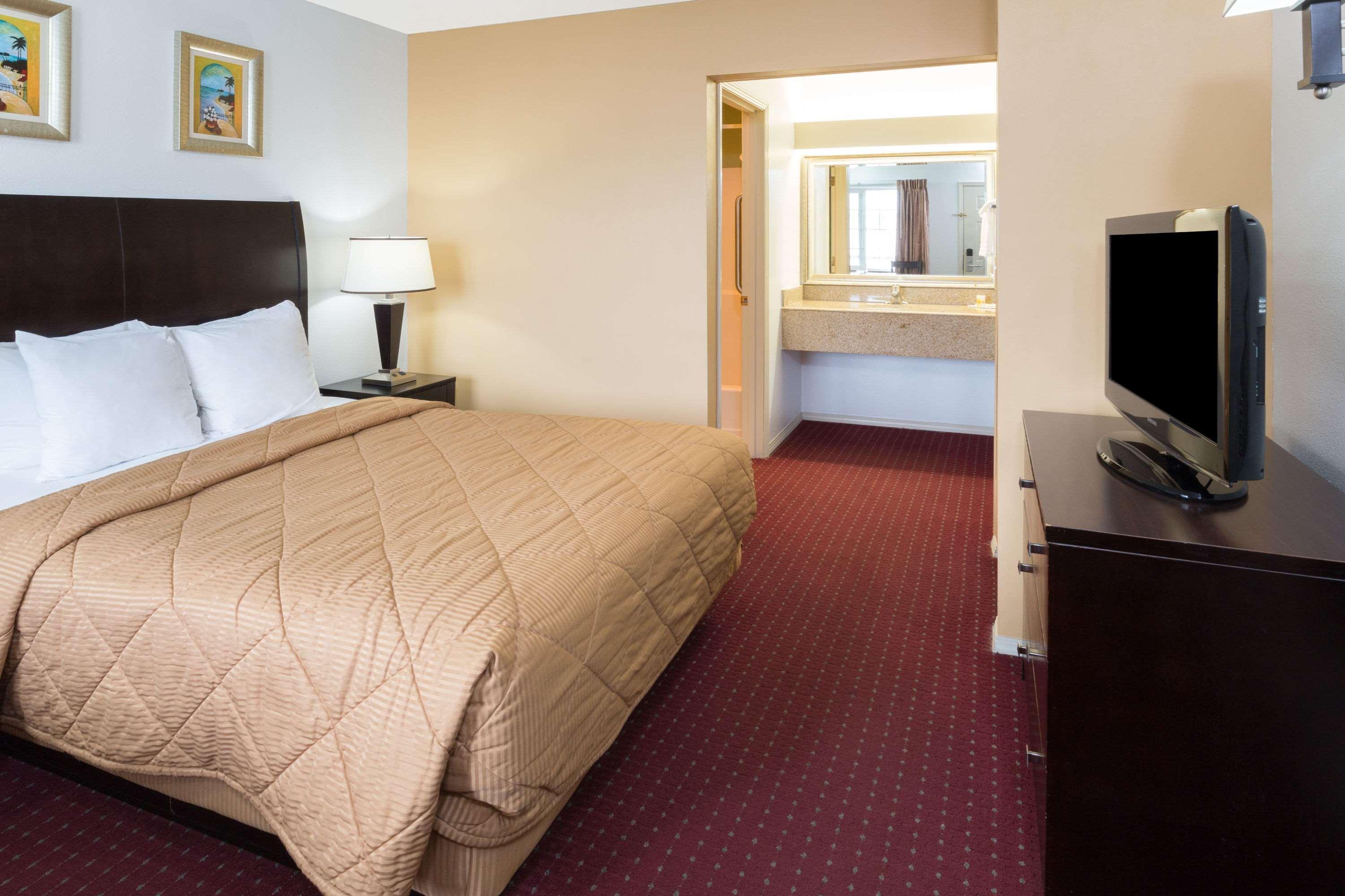 Days Inn By Wyndham Newport Or Exteriör bild