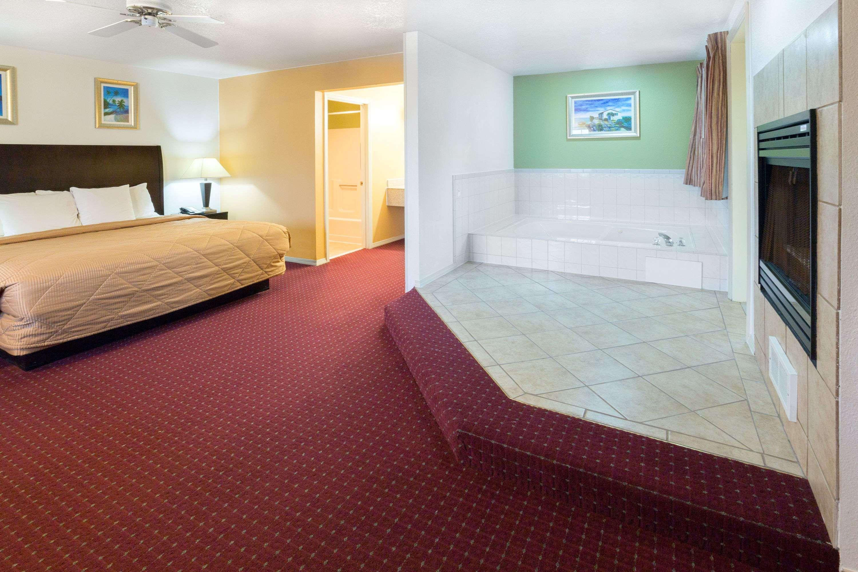 Days Inn By Wyndham Newport Or Exteriör bild