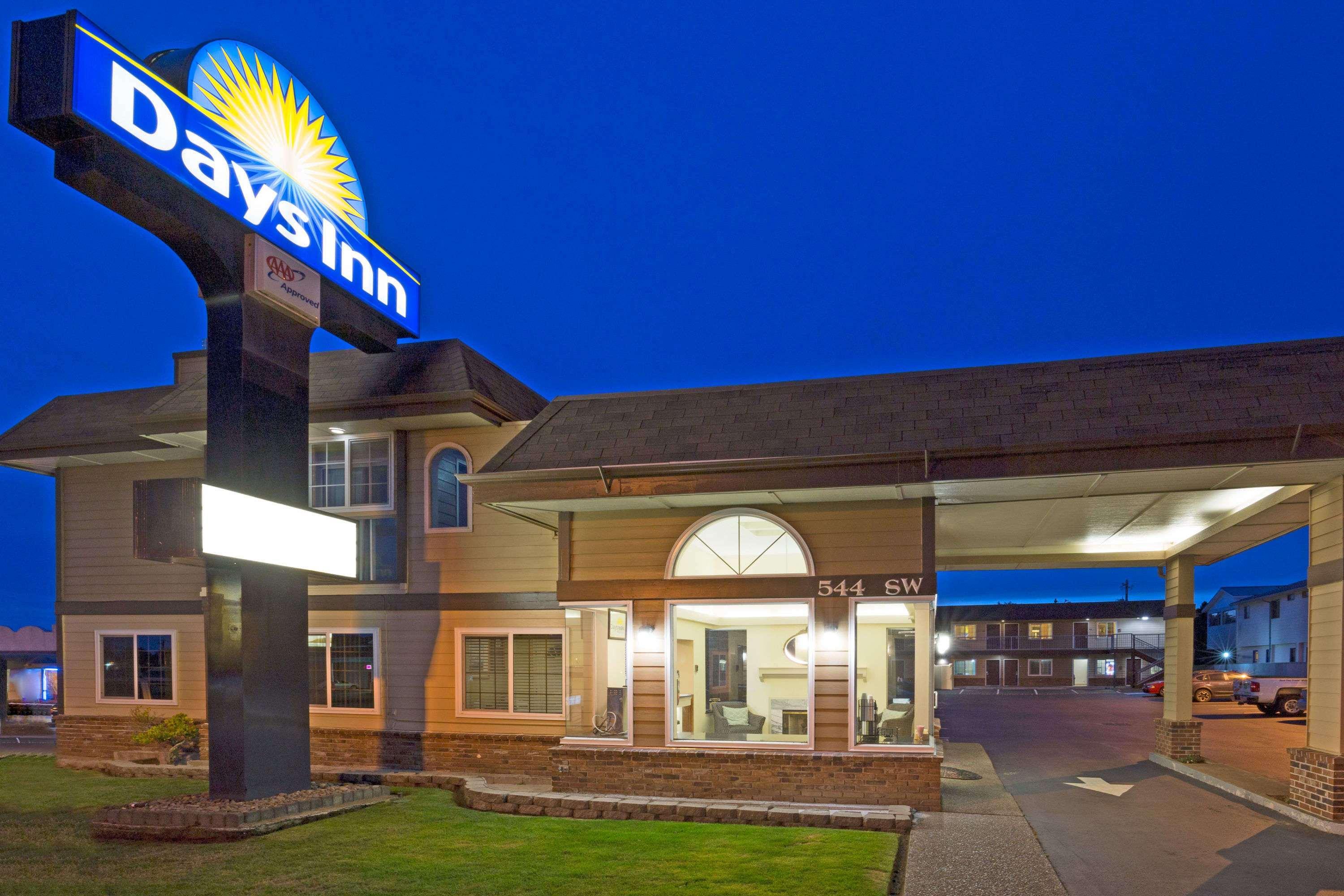 Days Inn By Wyndham Newport Or Exteriör bild