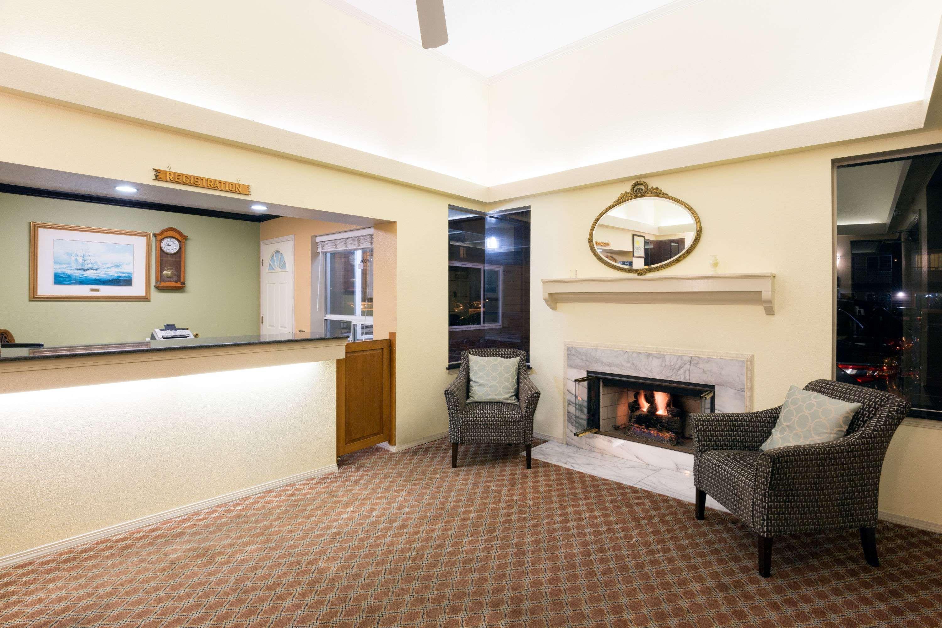 Days Inn By Wyndham Newport Or Exteriör bild