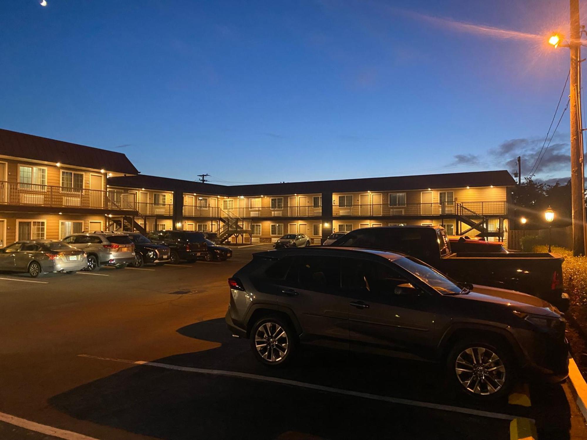 Days Inn By Wyndham Newport Or Exteriör bild