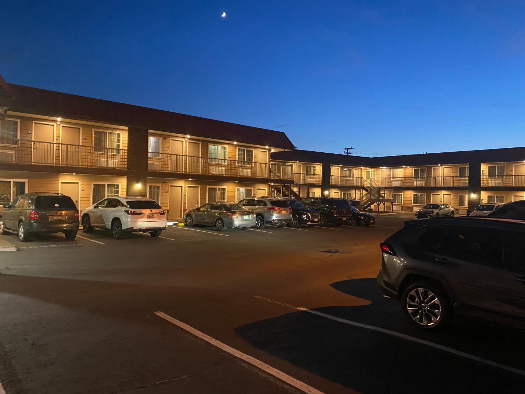 Days Inn By Wyndham Newport Or Exteriör bild