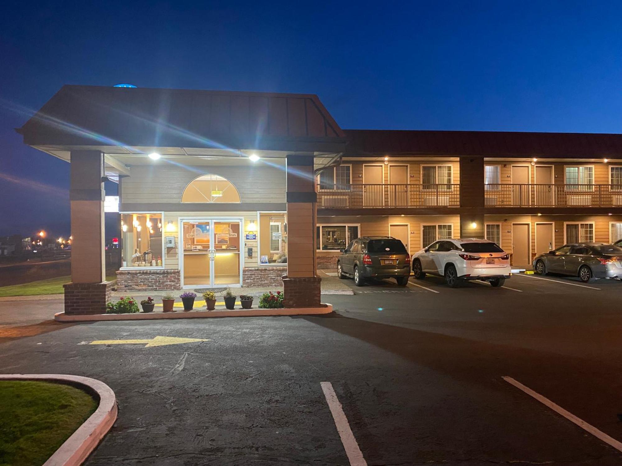 Days Inn By Wyndham Newport Or Exteriör bild
