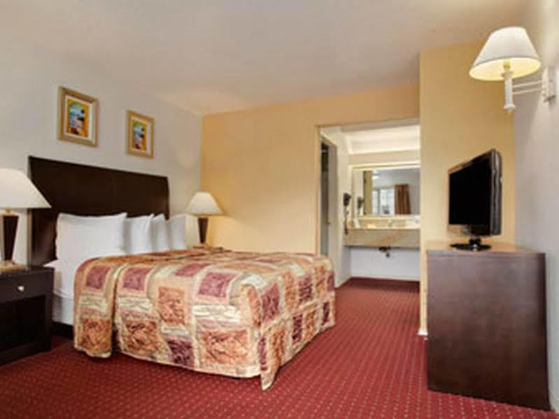 Days Inn By Wyndham Newport Or Exteriör bild